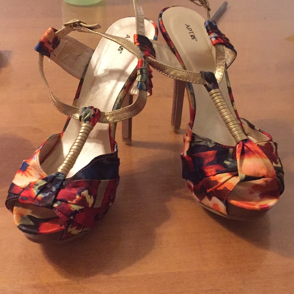 Heals!!! Worn once for about an hour 😊